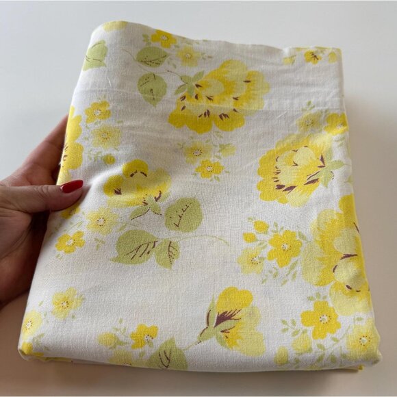Vintage 1970s flat/top sheet, floral yellow pastel bedsheet, twin size bed - Picture 1 of 10